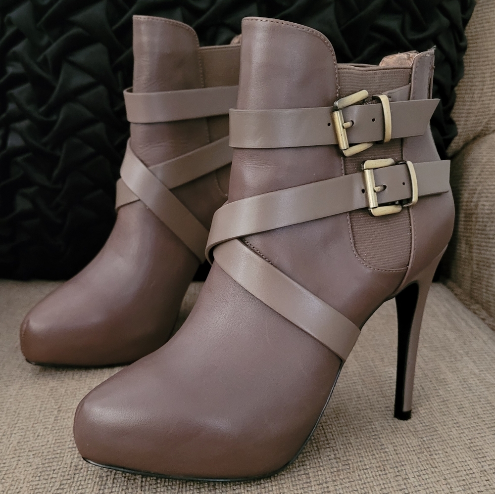CHARLES BY CHARLES DAVID TAUPE LEATHER STILETTO BOOTIES
